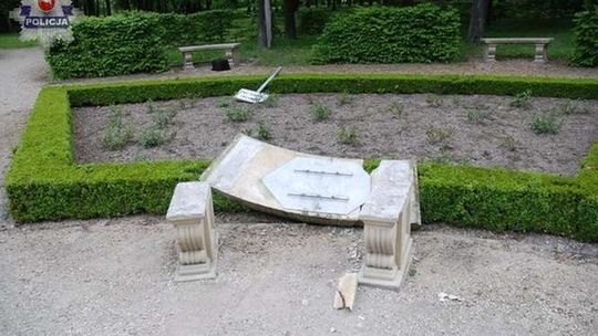 Chciał się popisać przed dziewczyną. Zniszczył ławy i donice w parku