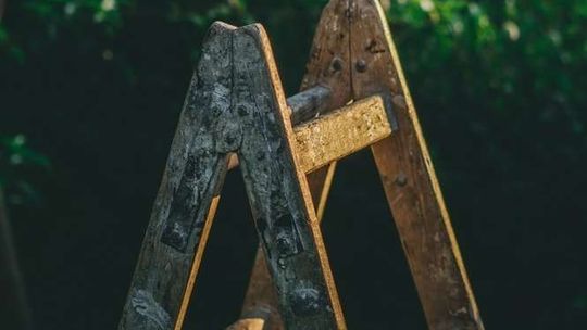 Chciał się powiesić. Założył pętlę na szyję i... zasnął na drabinie