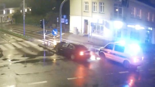 Chciał uciec policjantom. Jazdę zakończył na słupie