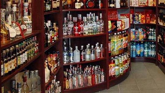 Chciał ukraść cztery butelki alkoholu. Złodziej miał pecha 