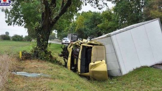 Chciał uniknąć "czołówki". Uderzył w drzewo