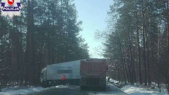 Chciał uniknąć wypadku, zjechał tirem do rowu 