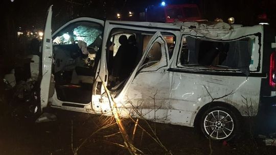 Chciał uniknąć zderzenia, wpadł w poślizg i uderzył w drzewo. Pięć osób w szpitalu