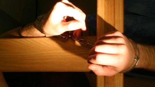 Chciał wreszcie przestać pić. Przykuł się kajdankami, a klucz wyrzucił przez okno