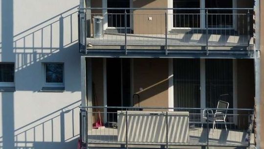 Chciał wyjść po alkohol i spadł z drugiego piętra. Złamał nos