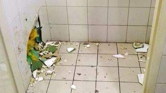 Chciał wyjść z toalety przez ścianę. Pomylił z drzwiami