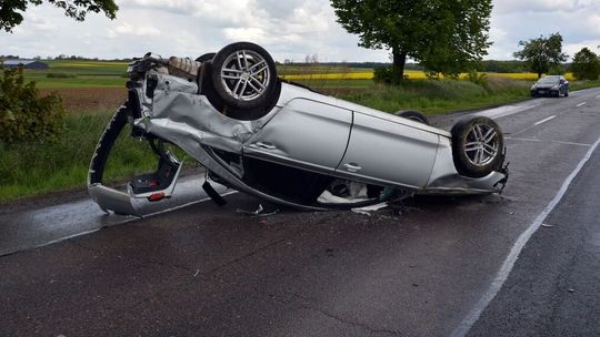 Chciał wyprzedzać, ale nie był sam. Audi dachowało po zderzeniu z Kia na DK74