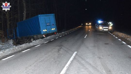 Chciał wyprzedzić, uderzył w ciężarówkę nauki jazdy. Instruktor w szpitalu