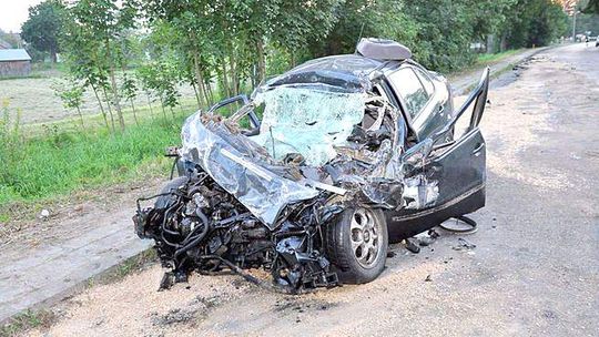 Chciał wyprzedzić, wjechał w ciężarówkę