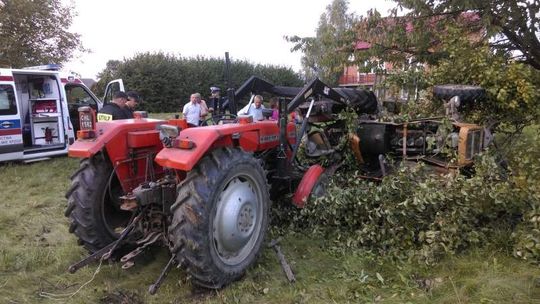 Chciał wyrwać drzewo ciągnikiem i zginął