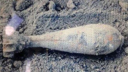 Chciał zaorać pole. Wykopał "niespodziankę" z II wojny światowej