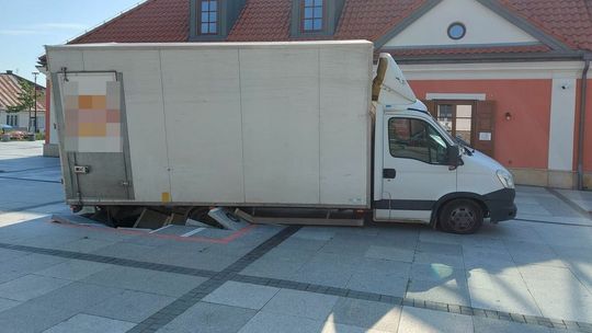 Chciał zaoszczędzić na czasie, uszkodził fontannę na Rynku