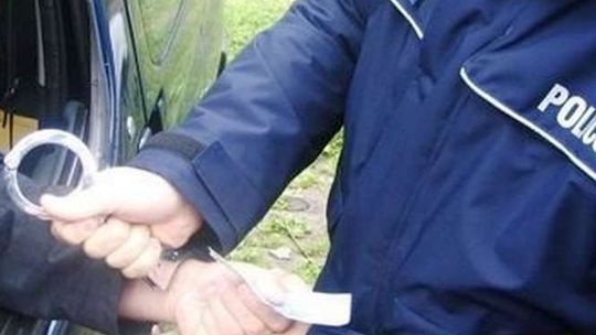 Chciał żeby policjanci podwieźli go do bankomatu