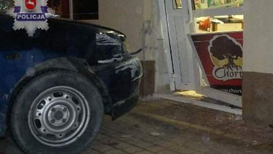Chciał zrobić zakupy, prawie wjechał autem do sklepu
