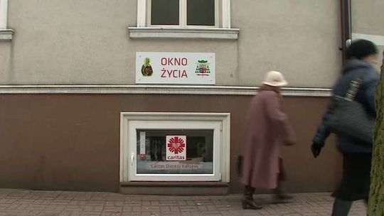 Chciała anonimowo zostawić dziecko w oknie życia. Namierzyła ją prokuratura