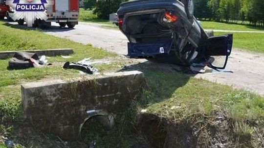 Chciała ominąć psy. Uderzyła w betonowy przepust i dachowała