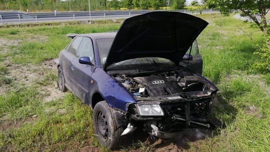 Chciała ominąć sarnę, samochód uderzył w barierki, a potem dachował