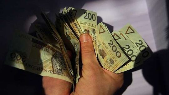 Chciała pomóc córce, straciła biżuterię i 20 tys. zł