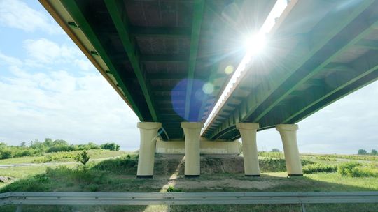 Chciała pomóc rannym w wypadku, wpadła w szczelinę. Czy można było zapobiec tragedii na S17?