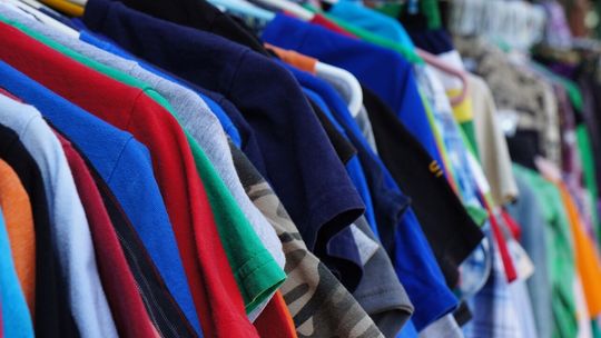 Chciała sprzedać sukienkę, a straciła 27 tys. zł