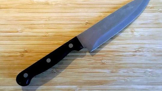 Chciała zabić brata. Dźgała go nożem w szyję. Poszło o... telefon komórkowy