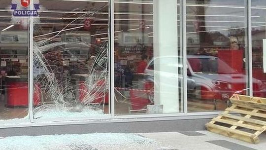 Chciała zaparkować i pomyliła gaz z hamulcem. Prawie wjechała do sklepu