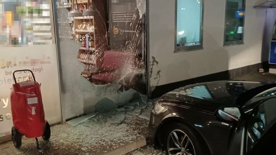 Chciała zaparkować tuż przy wejściu. Wjechała w witrynę stacji