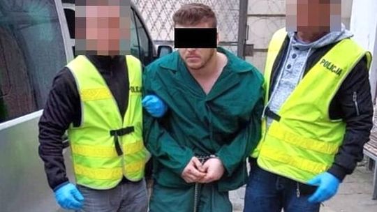 Chcieli mu pomóc, bo leżał na chodniku. Rzucił się z nożem na policjantów