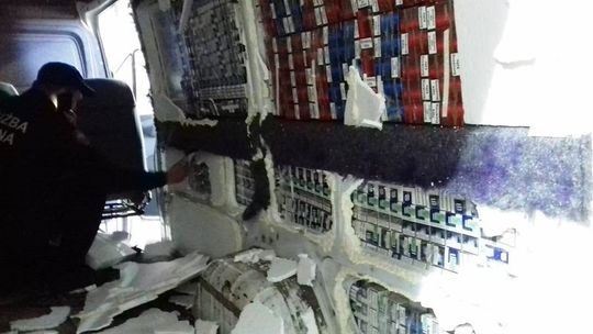 Chcieli przewieźć papierosy przez granicę. Wpadli podczas kontroli