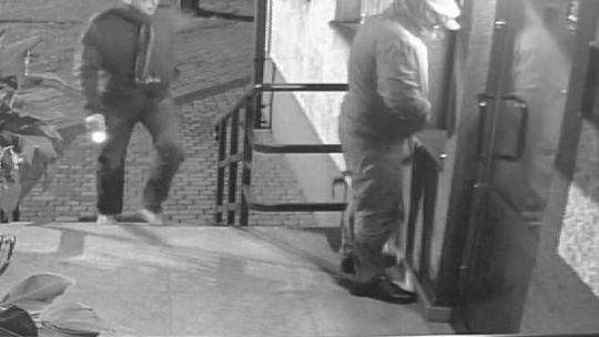 Chcieli się włamać do bankomatu obok wejscia do banku. Nagrała ich kamera