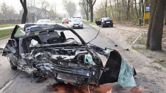 Chełm: 18-latek wjechał w drzewo