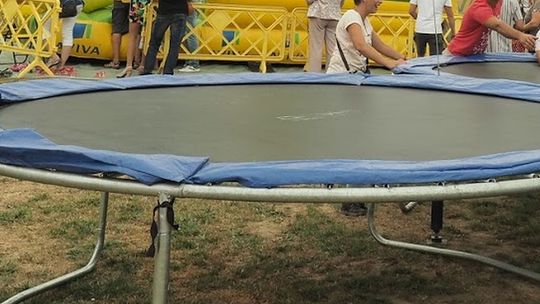 Chełm: 3-latek spadł z trampoliny w parku zabaw. Sprawę bada policja