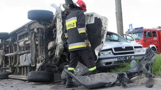 Chełm: Bus wgniótł skodę w betonowy słup (zdjęcia)