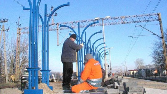 Chełm: Drogowcy uwijają się na peronie