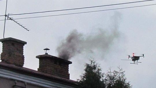 Chełm: dron sprawdza, czym się pali w piecach. Nie jest dobrze