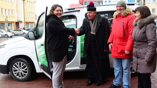 Chełm: Hospicjum potrzebowało ambulansu, proboszcz kupił go za własne pieniądze