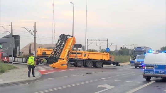 Chełm: Kilka ton stali spadło z naczepy na tory
