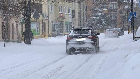Chełm. Miasto zwolniło w śniegu. Zaspy utrudniają chodzenie