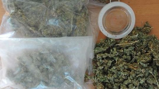 Chełm. Młodzi mężczyźni stali na klatce z reklamówką marihuany