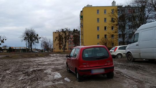 Chełm: Mogliby mieć skwerek i parking, a taplają się w błocie od lat