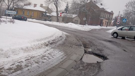 Chełm. Najpierw drogi odśnieżali, a teraz będą je łatać. A co z chodnikami?