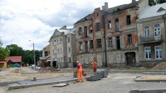 Chełm: Nowe rondo z ruiną w tle