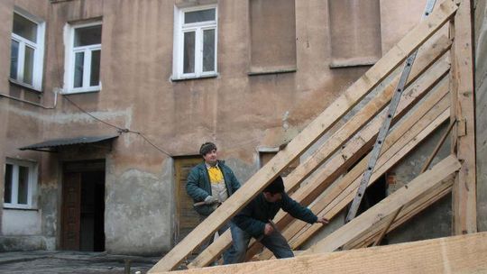 Chełm: Pękający mur groził mieszkańcom kamienicy