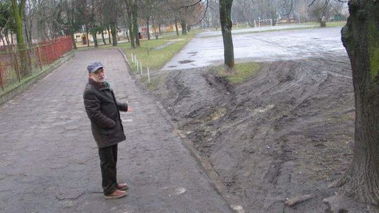Chełm: Rodzice rozjeżdżają szkolne trawniki
