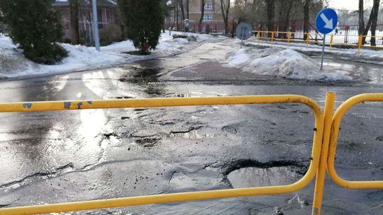 Chełm. Spod asfaltu wyjrzał gomułkowski bruk