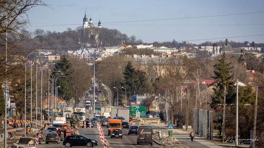 Chełm: Sporo utrudnień na ulicach. Jak nie stać w korkach?