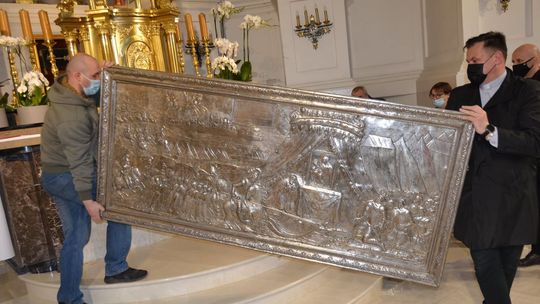 Chełm: Srebrne antepedium z ołtarza bazyliki trafiło do renowacji