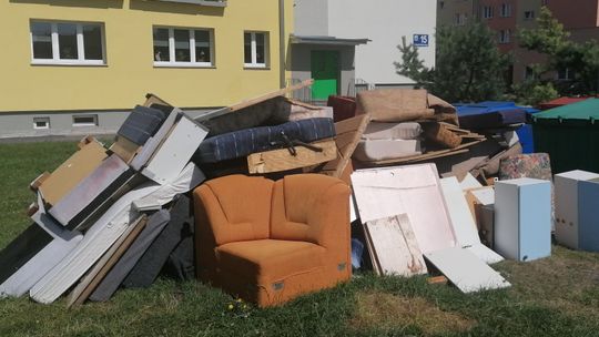 Chełm. Sterta „paździochów" pod blokiem sięga pierwszego piętra