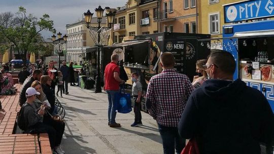 Chełm. Tłumy na pl. Łuczkowskiego, bo zjechały foodtrucki