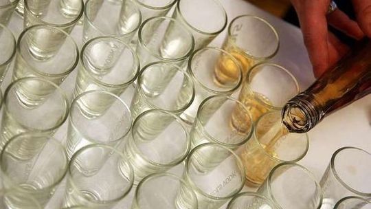 Chełm. Ukradł 42 butelki nalewki i wszystko wypił ze znajomymi